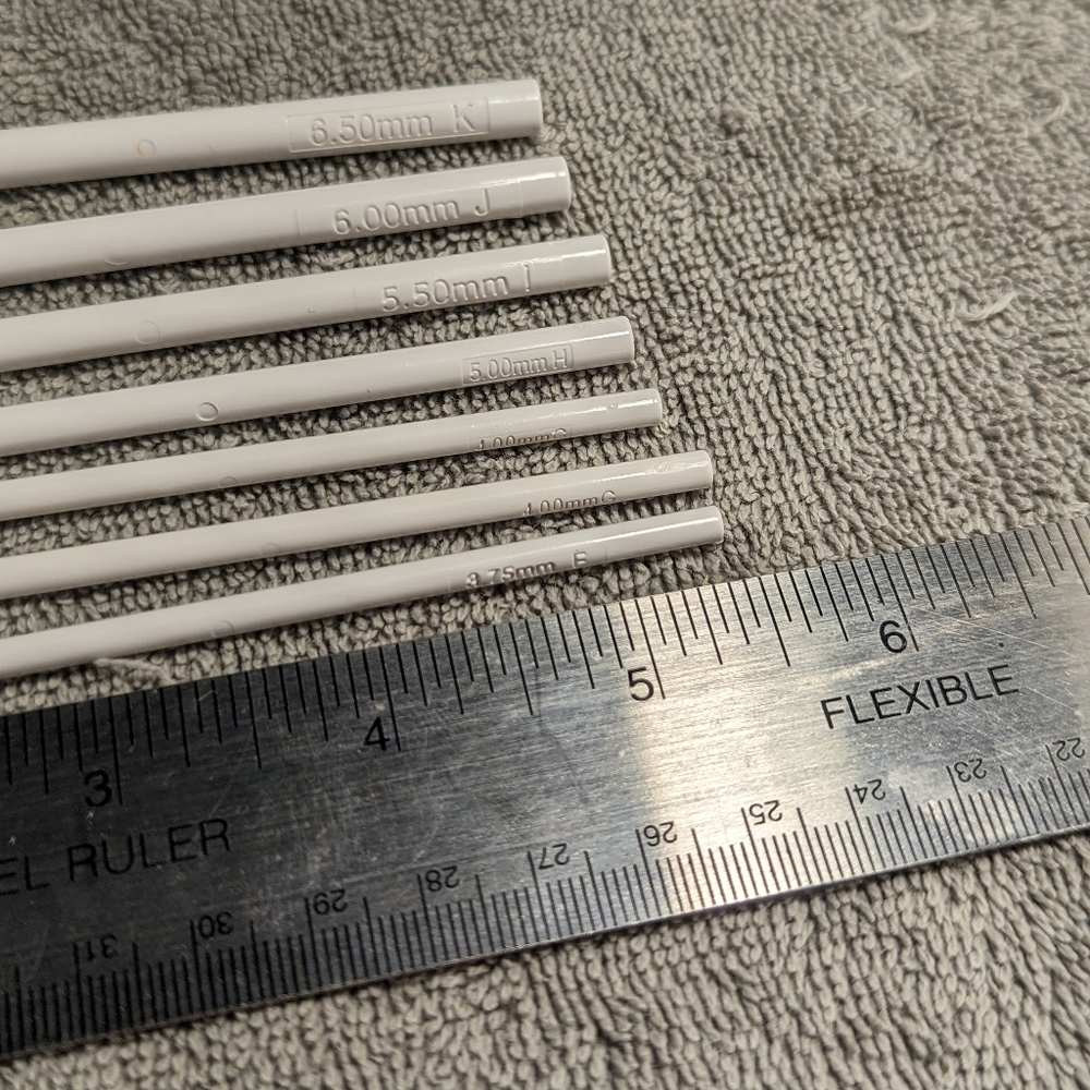 CROCHET HOOKS Set of 7 white plastic acrylic
